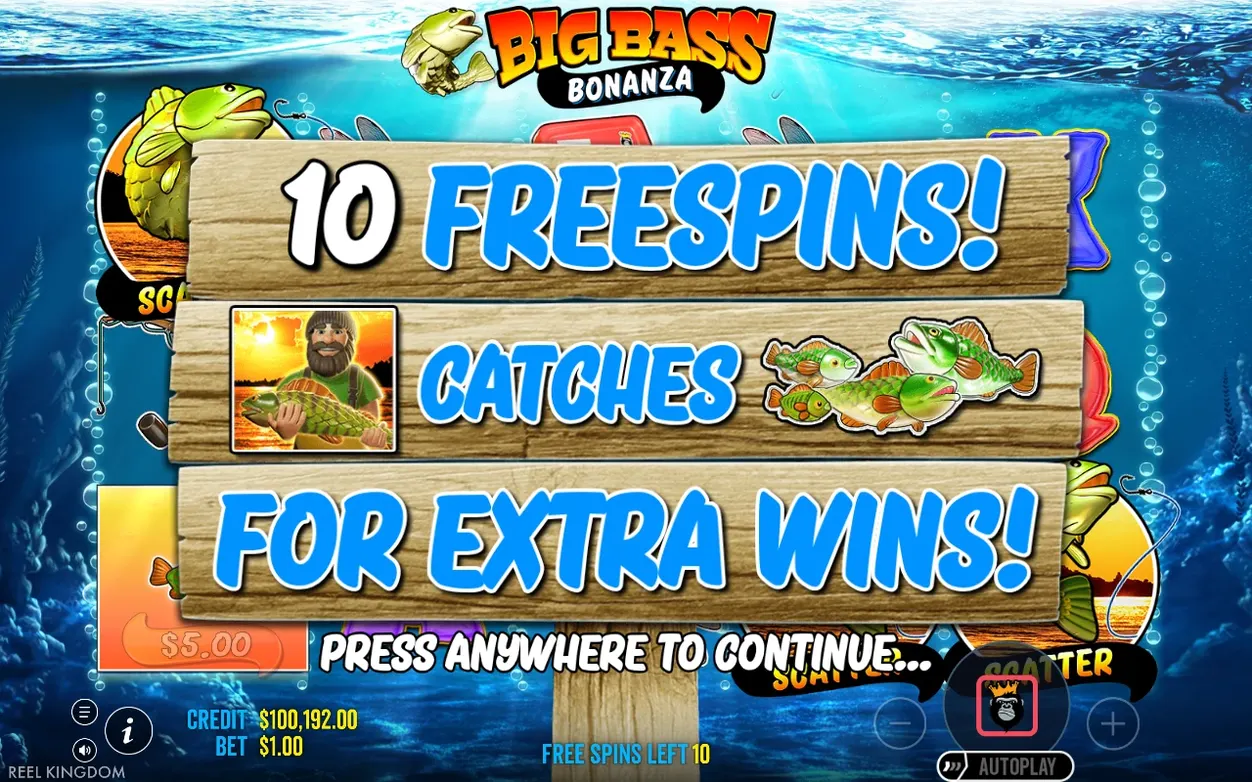 Anunț 10 Freespins cu pescarul și trei pești verzi, pe fundal cu simboluri Scatter active
